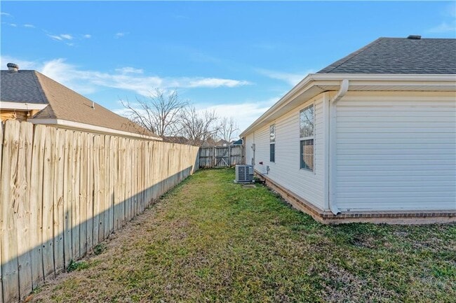 Building Photo - 808 Emerald St