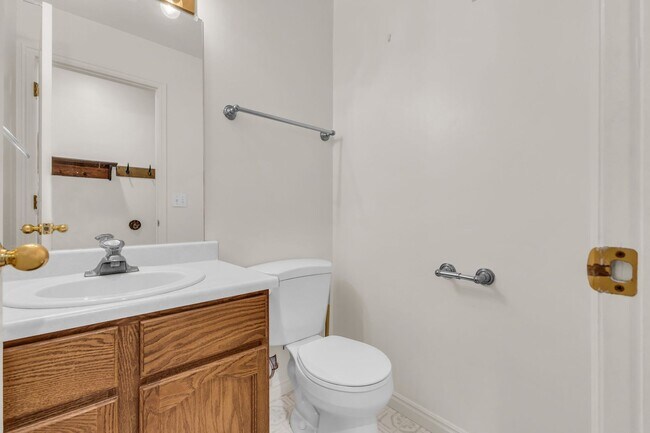 Building Photo - 5BR Sandy Home w/ NEW Flooring, Huge Basement & Large Backyard