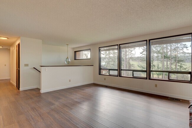 Building Photo - Large Private Rural Home Just West of Downtown Oak Harbor on 5 acres