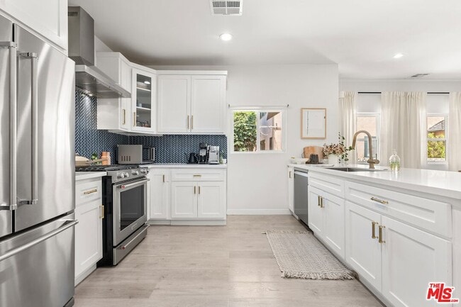 Building Photo - 1231 W 49th St