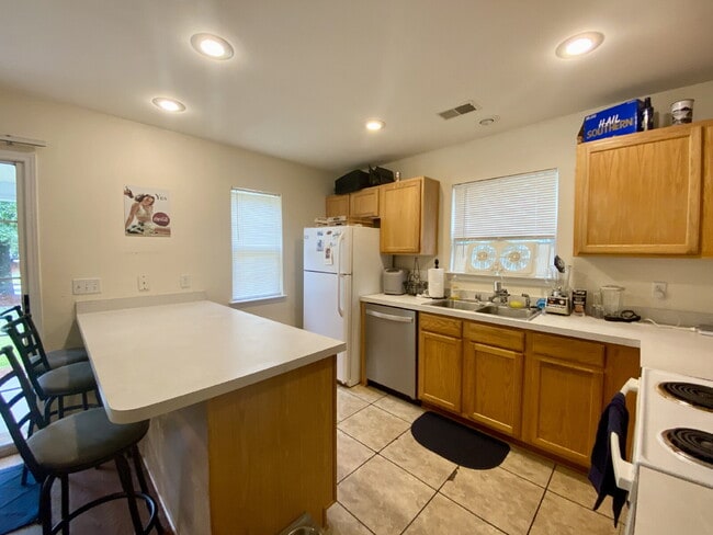 Building Photo - Spacious Townhome located in The Townes at...