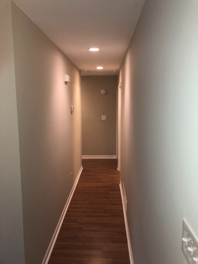 Building Photo - 3/2 Ranch w/ Large 2 Car Garage and Fenced in Backyard on Private Cul-De-Sac!