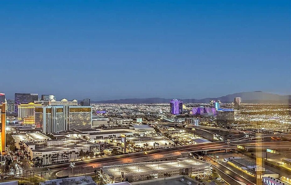 Building Photo - 2000 Fashion Show Dr