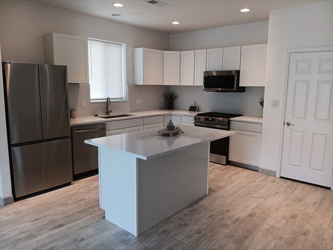 Building Photo - Newly-renovated 3 bedroom, 2 bathroom in Los Lunas! All new appliances! HUGE yard! Showings avail...