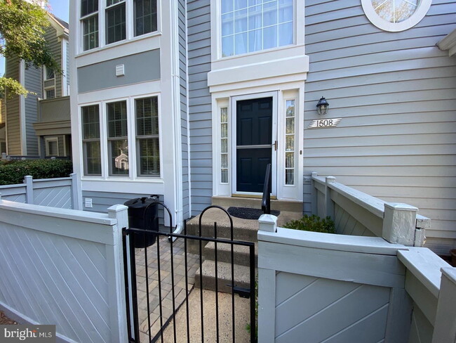 Building Photo - Inviting Townhome Living in Desirable Reston Community