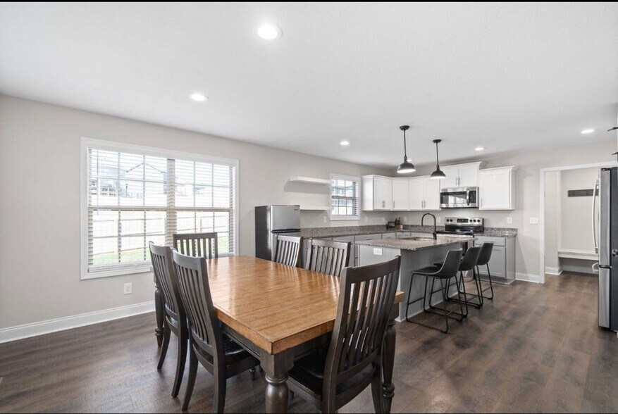 Building Photo - 718 Banister Dr