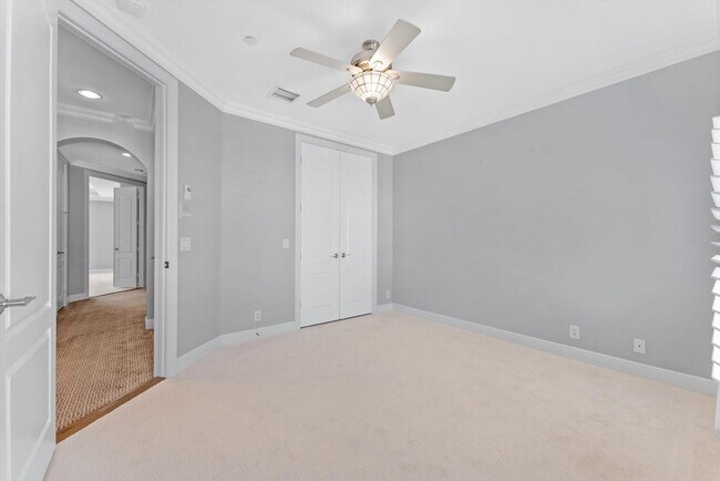 Building Photo - 604 NE Francesca Ln