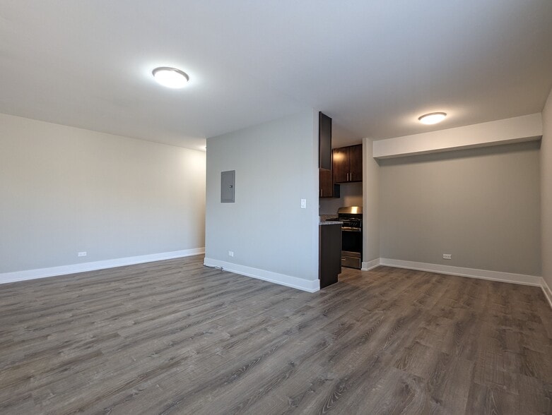 Building Photo - 530 W Surf St
