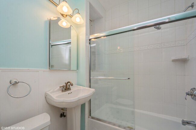 Building Photo - 1220 W Sherwin Ave