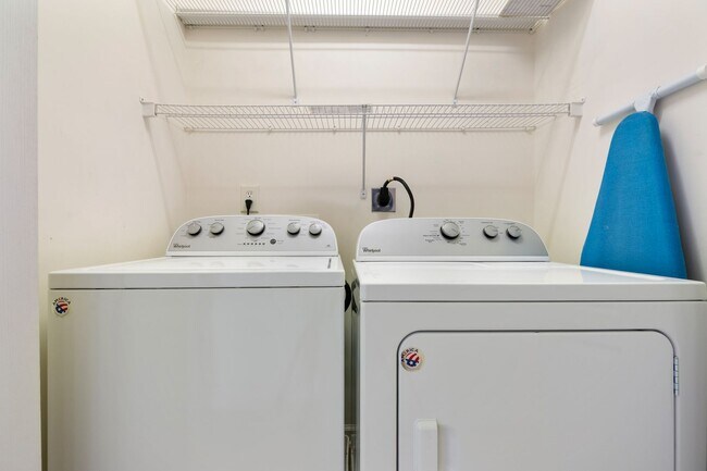 Building Photo - Conveniently located 2-bedroom, 2.5-bathroom home in Morrisville, NC