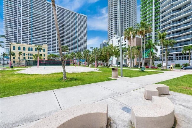 Building Photo - 1750 N Bayshore Dr