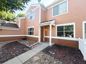 Building Photo - Beautiful, 2 Bed/2 Bath Condo in High Plai...