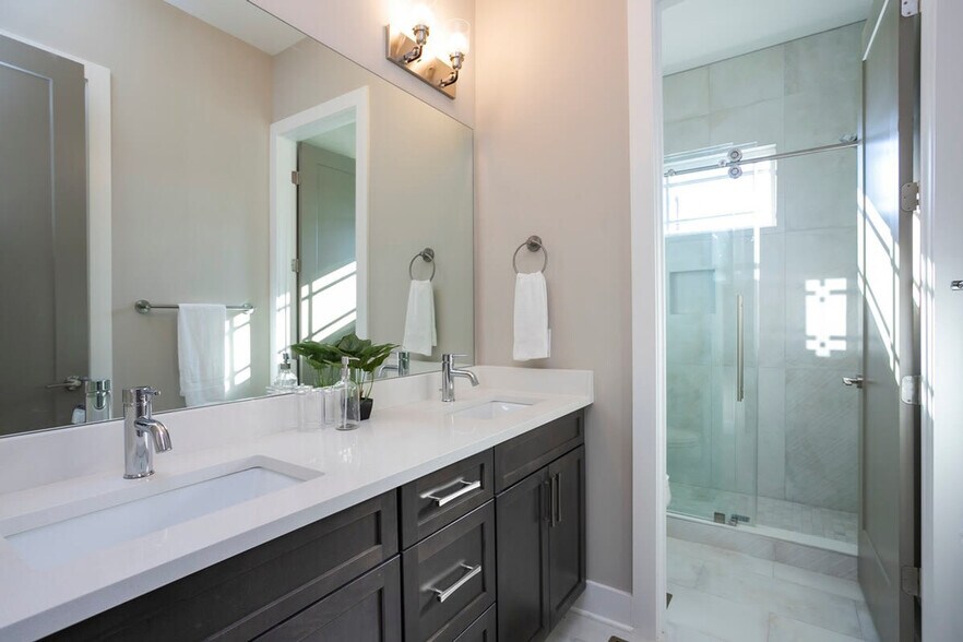 Building Photo - 709 26th Ave N