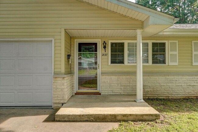 Building Photo - 2137 E Madison St