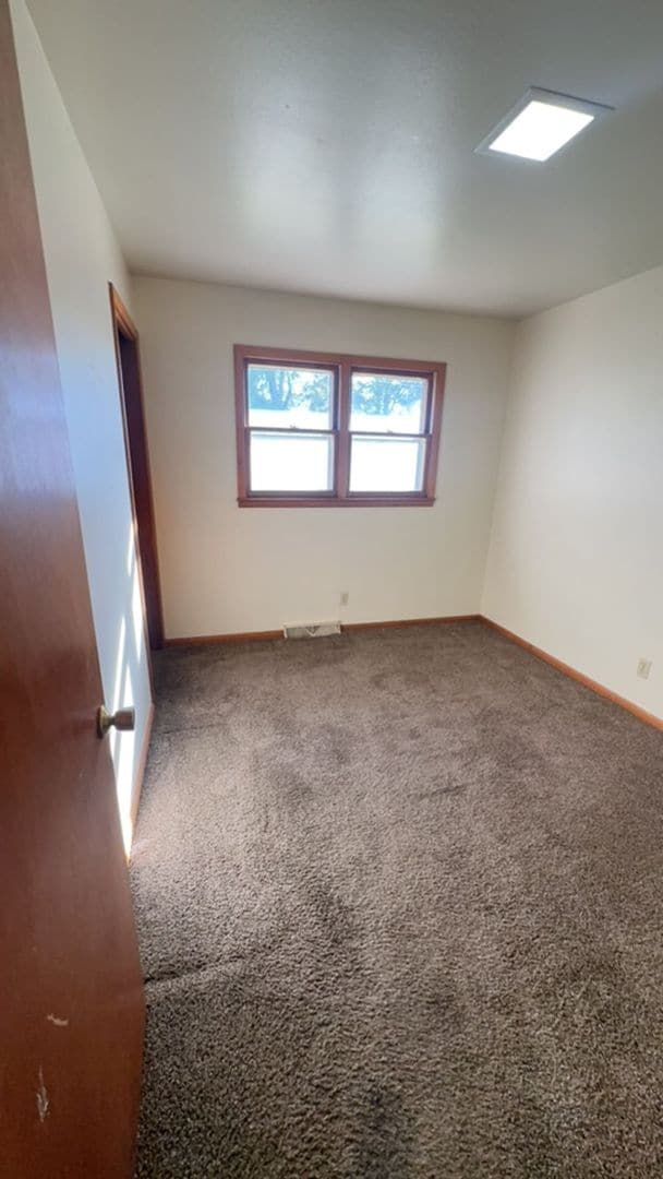 Building Photo - 3 Bedroom, 1 Bathroom House with attached ...