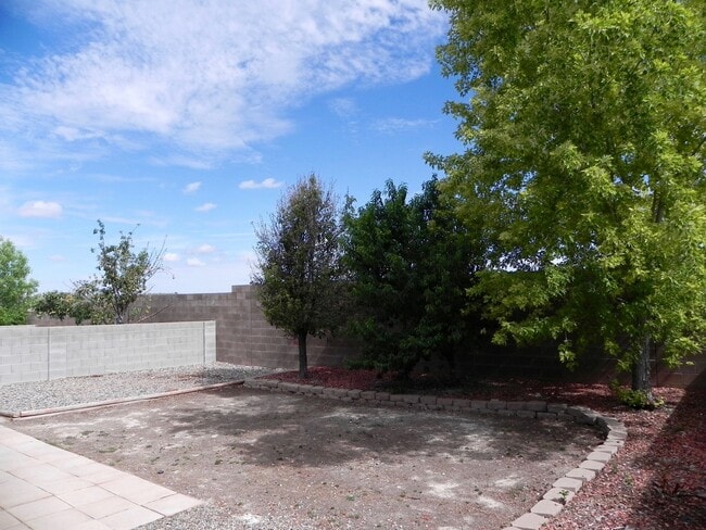 Building Photo - Prominent 3 Bedroom, 2 Bath Single Story Home In Rio Rancho!