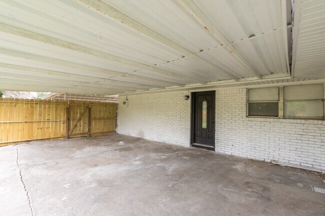 Building Photo - 5429 De Lange Ln