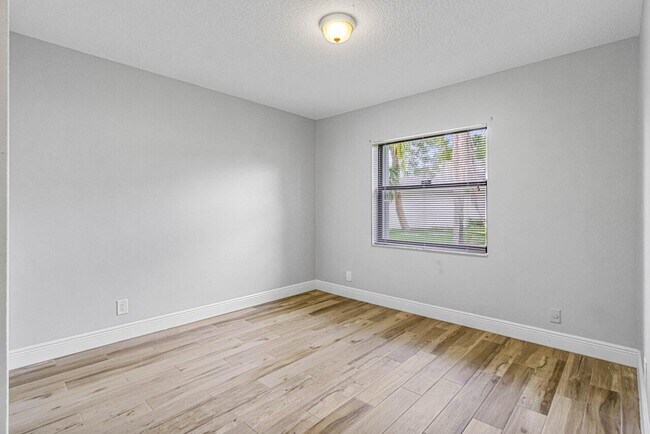 Building Photo - 1849 Tulip Ln