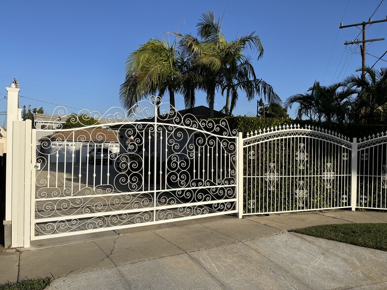 Gated property - 4074 Rosabell St