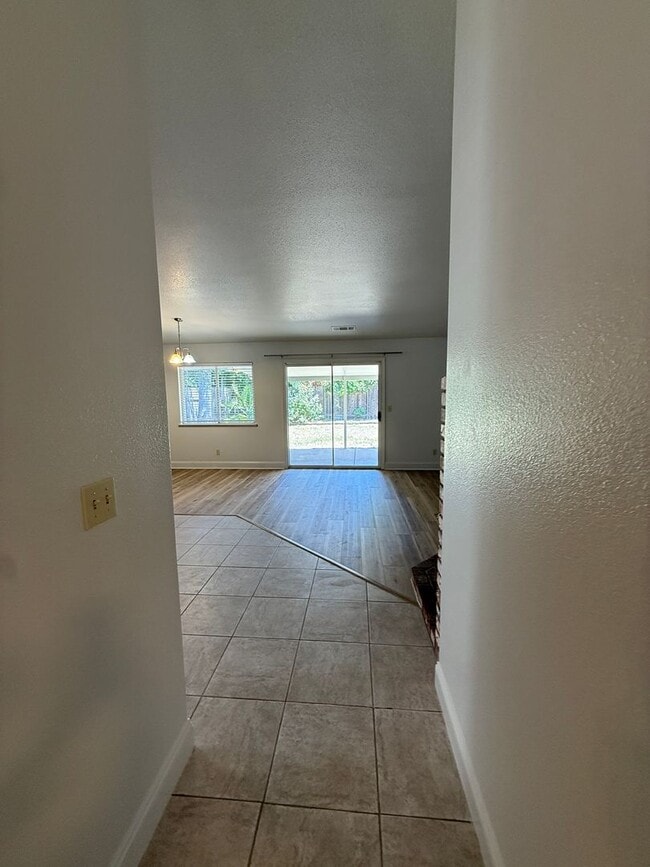 Building Photo - Prime Location 3 Bed 2 Bath Updated Home!