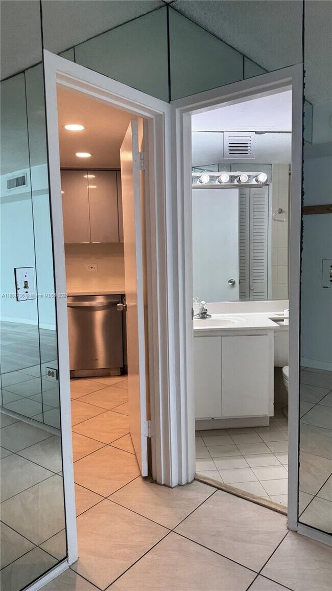 Building Photo - 905 Brickell Bay Dr