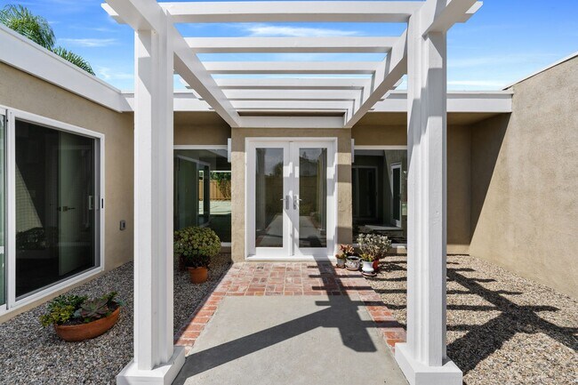 Building Photo - REMODELED 4 BD/3.5 BA RANCH STYLE HOME IN DOVER SHORES