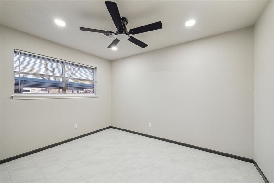 Building Photo - 412 Lyndale Dr