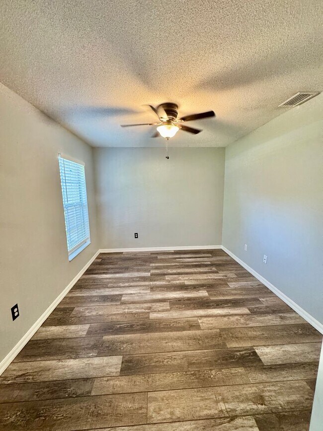 Building Photo - Spacious 3 Bedroom 2 Bath home, close to lake Minneola and Downtown Clermont