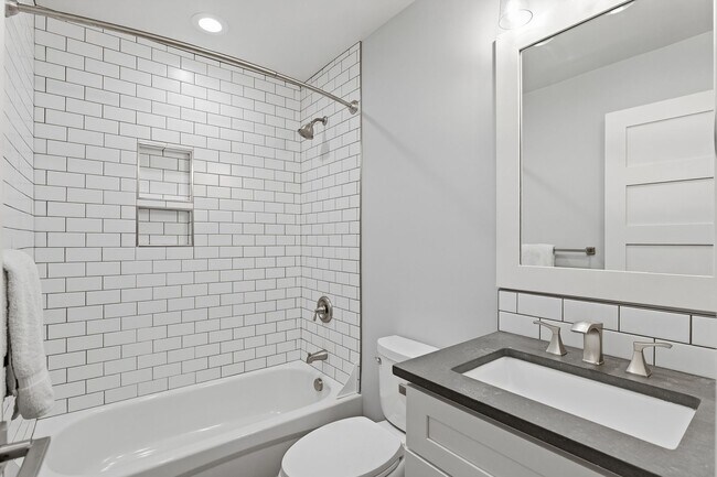 Building Photo - Stunning 4 Bedroom/2 Bathroom West Linn Retreat with Designer Firepit & Gorgeous Views!