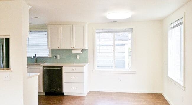 Building Photo - 3BD/1.5BA Shoreline Cottage