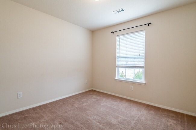 Building Photo - Well-Kept 3 BR home Near Walmart and Schools!