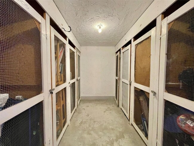 Building Photo - 660 Tennis Club Dr