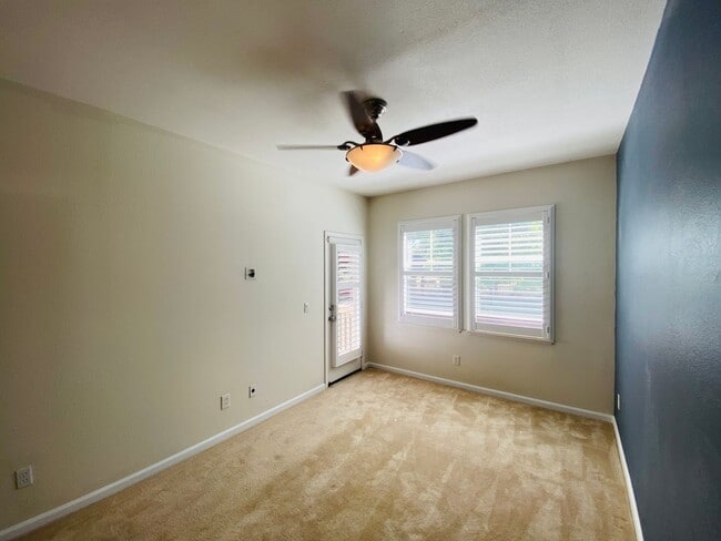 Building Photo - Gorgeous Townhouse with Attached Single-Ca...