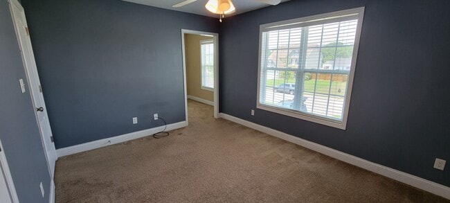 Building Photo - 4 bedroom 2.5 bathroom Home in Maidstone Park