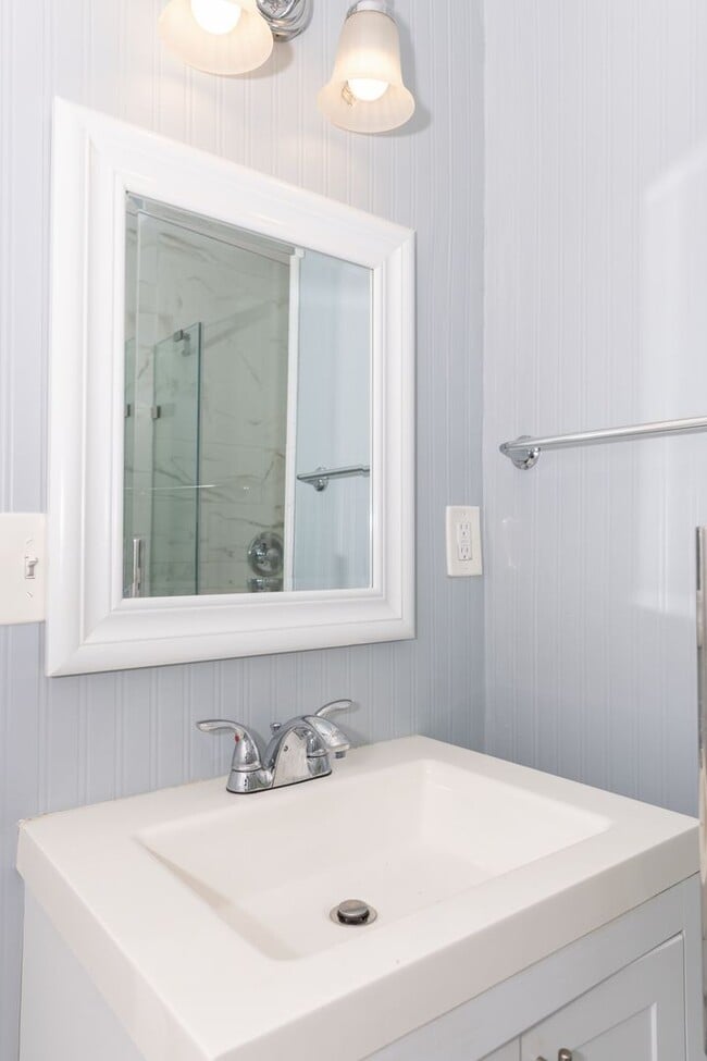 Building Photo - Spacious 4/3.5 w/ Master on Main and Fully...
