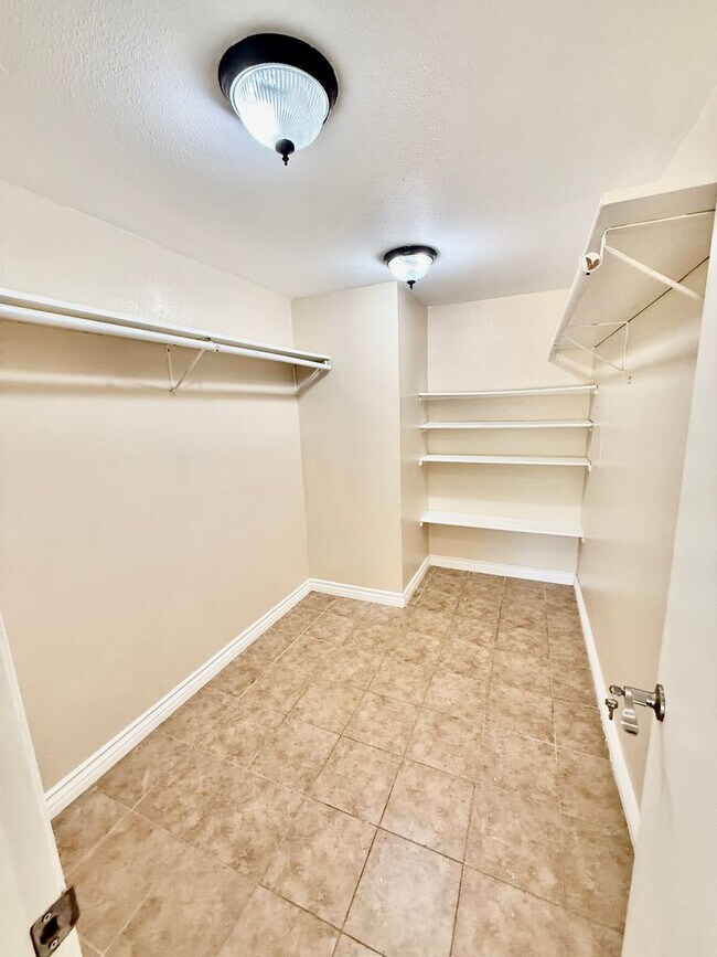 Building Photo - Large Single Story Home w/Loft
