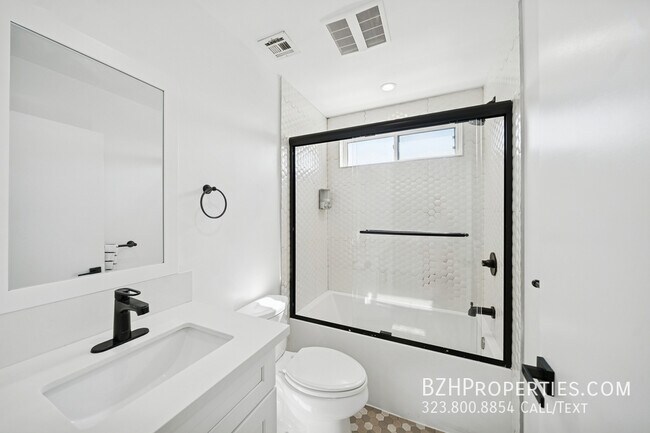 Building Photo - 837 N Harvard Blvd