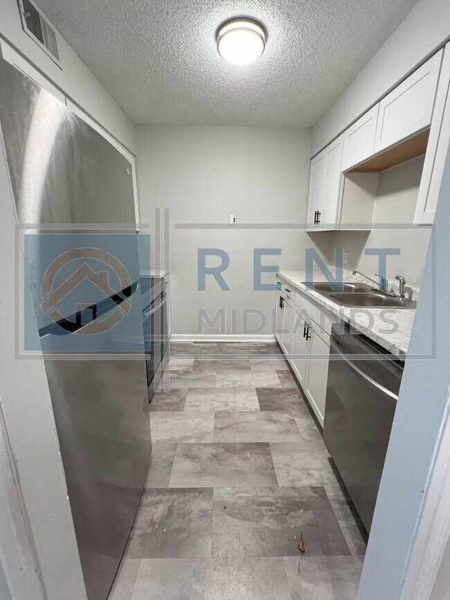 Building Photo - COMING SOON: Newly Renovated 2 Bedroom Apa...