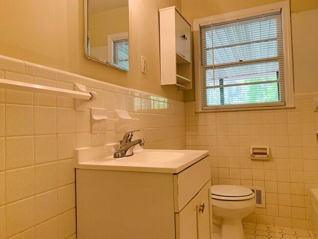 Building Photo - Wow, great location, newly renovated, 4 beds/2 bath, private fenced yard, sun room/office, must see!