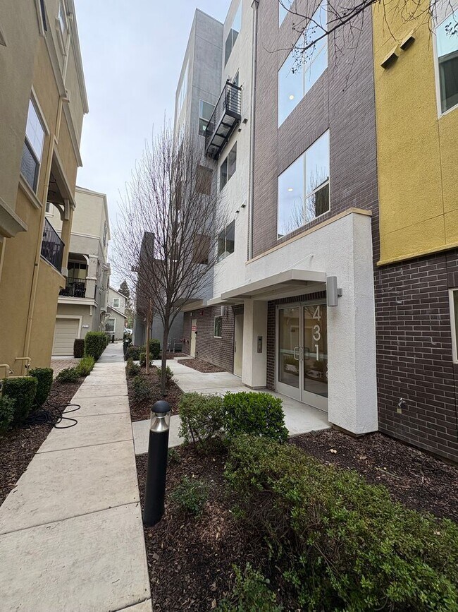 Building Photo - Modern 2bed/2bath Single Story Condo in the MIll