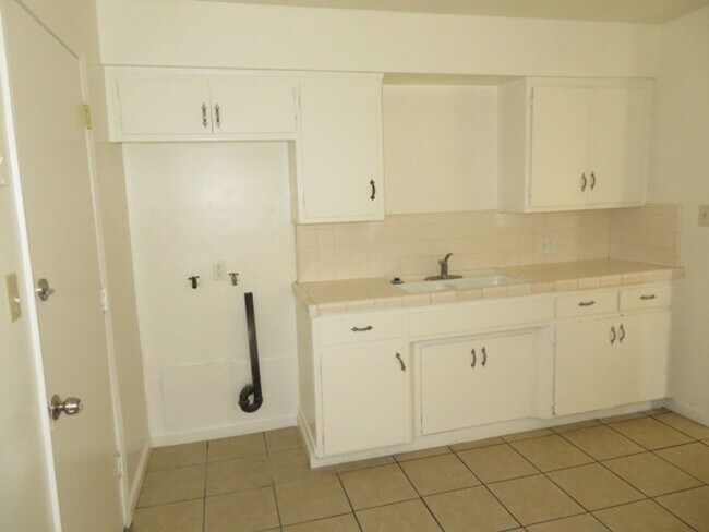Building Photo - 2 Bedroom/1 Bath Apartment in Northern Oil...