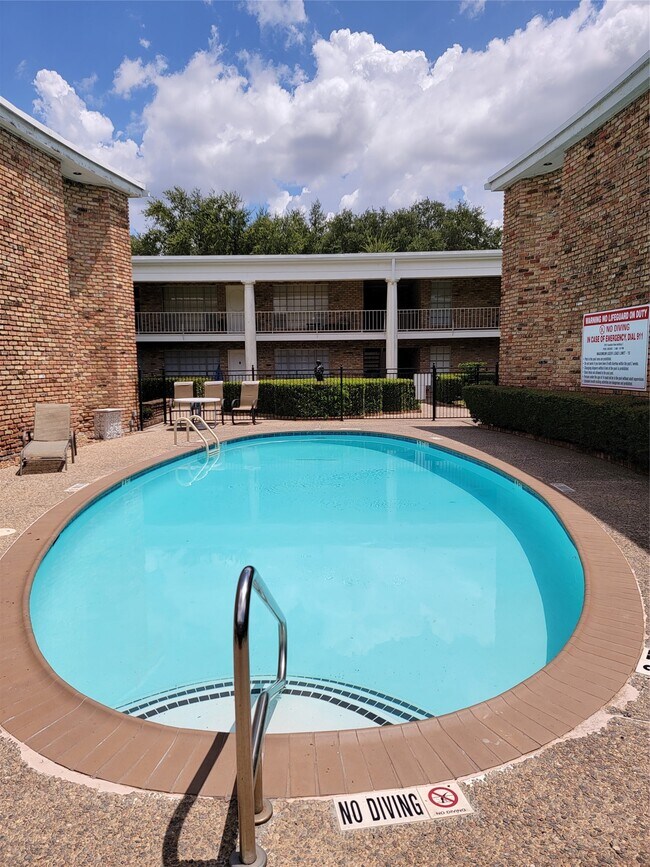 Building Photo - 2101 Fountain View Dr