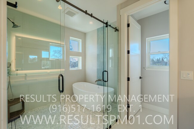 Building Photo - Stunning luxury custom home! 4 bedrooms heart of Fairoaks