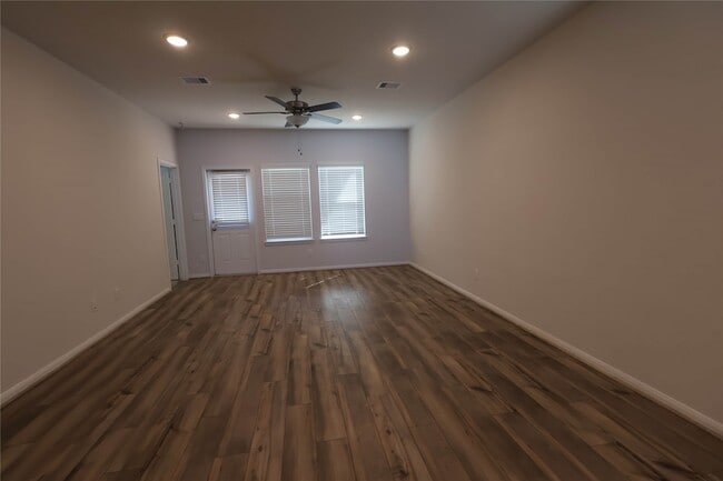 Building Photo - 67 Courageous Side Way