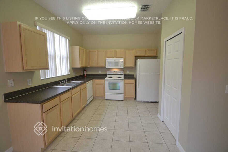 Building Photo - 653 Orista Dr