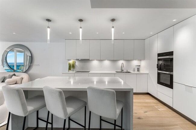 Building Photo - 2301 Collins Ave