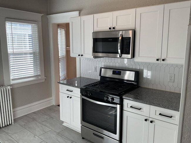 Building Photo - Beautifully Updated 4 BR/2 BA Upper-Level Duplex in Minneapolis with 2-Car Garage!