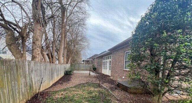 Building Photo - 2708 Pointe Ct