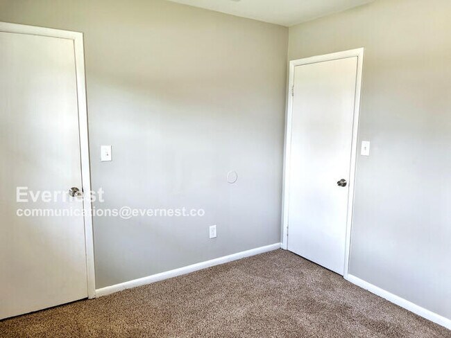 Building Photo - 3302 Village Dr SW