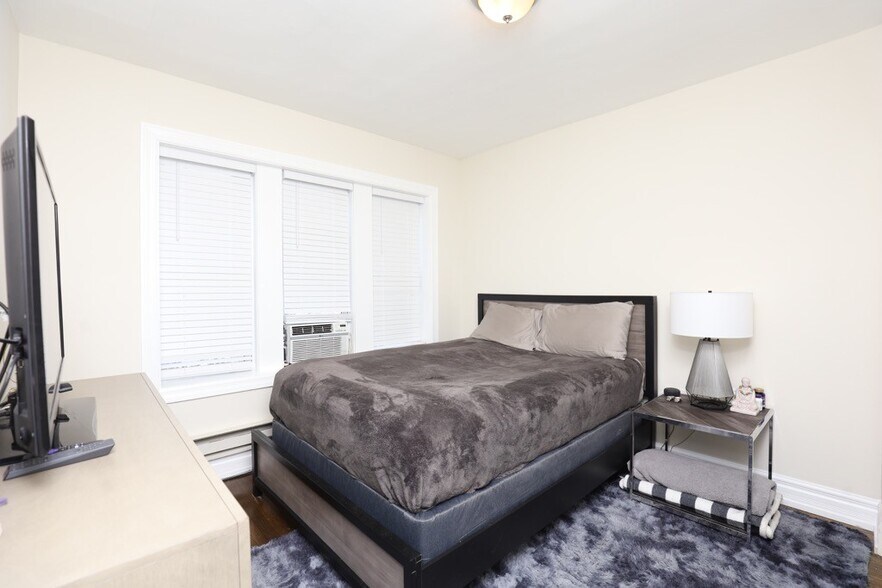 Building Photo - 3823 N Greenview Ave